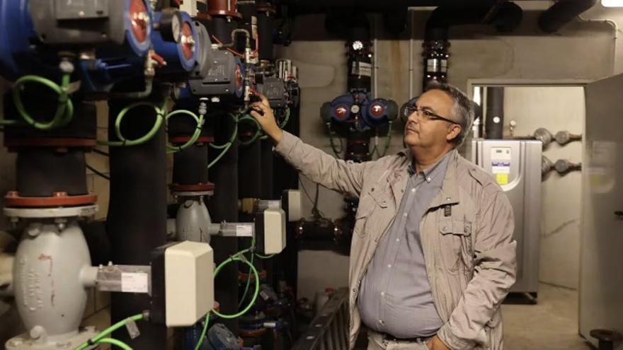 Javier Montero, presidente de CAFGUIAL, en una sala de caldera comunitaria.