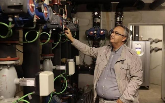 Javier Montero, presidente de CAFGUIAL, en una sala de caldera comunitaria.