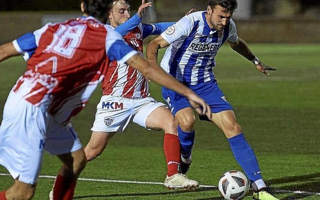 El Atlético Monzón intenta evitar un avance del Izarra. El Atlético Monzón intenta evitar un avance del Izarra.