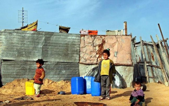 Unos niños juegan al lado de su casa en una zona de exclusión impuesta por Israel.