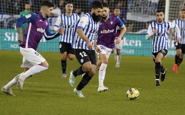 Villalibre trata de eludir el marcaje de dos jugadores del Eibar, durante el partido ante el cuadro armero