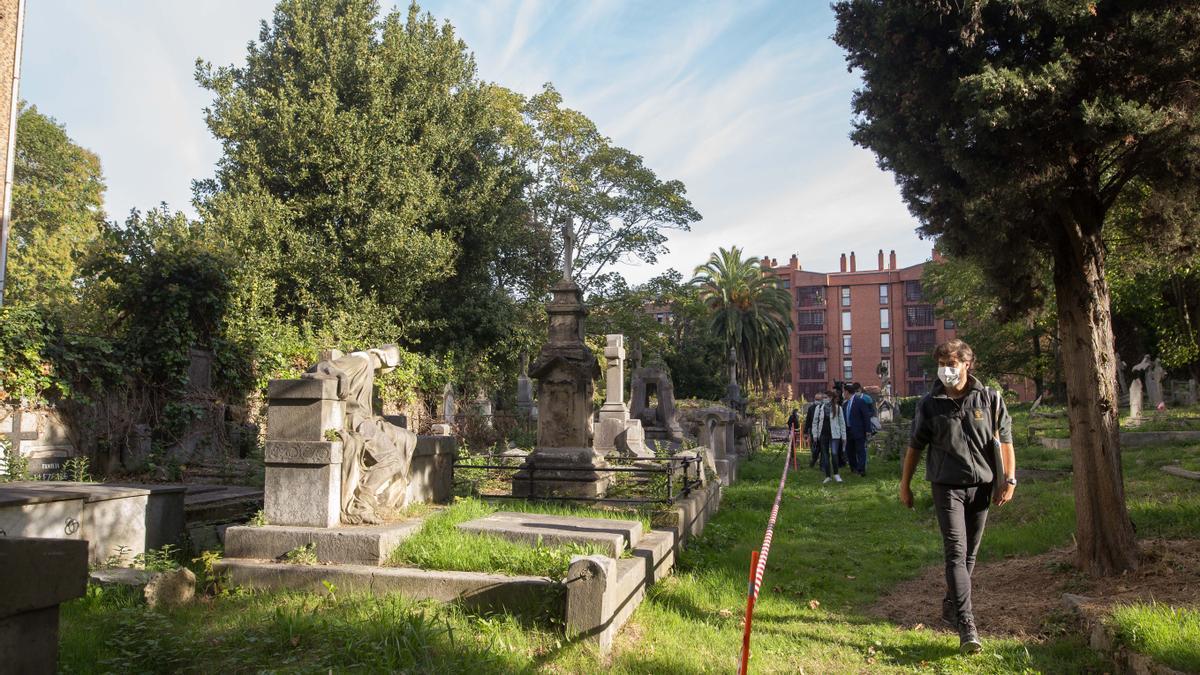 Durante el proceso de exuhumación de cuerpos se realizaron visitas al cementerio de Begoña que pasará a ser un espacio urbano para toda la ciudadanía