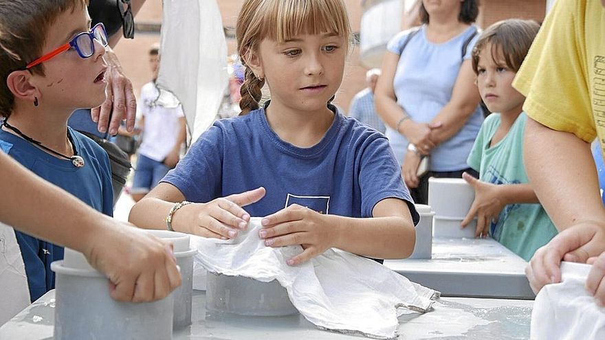Niños y niñas en el taller de elaboración de queso