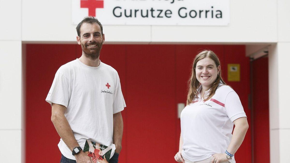 Beñat Olave y Amaia Geulen en la sede de Cruz Roja Gipuzkoa, en el alto de Zorroaga.