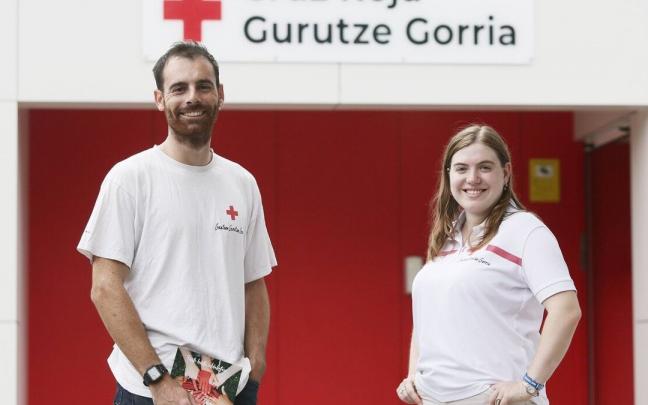 Beñat Olave y Amaia Geulen en la sede de Cruz Roja Gipuzkoa, en el alto de Zorroaga.