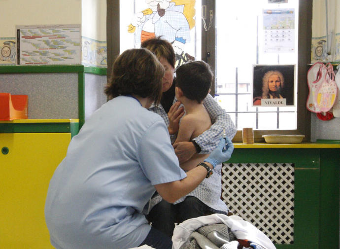 Imagen de archivo de vacunación en un colegio contra la hepatitis.