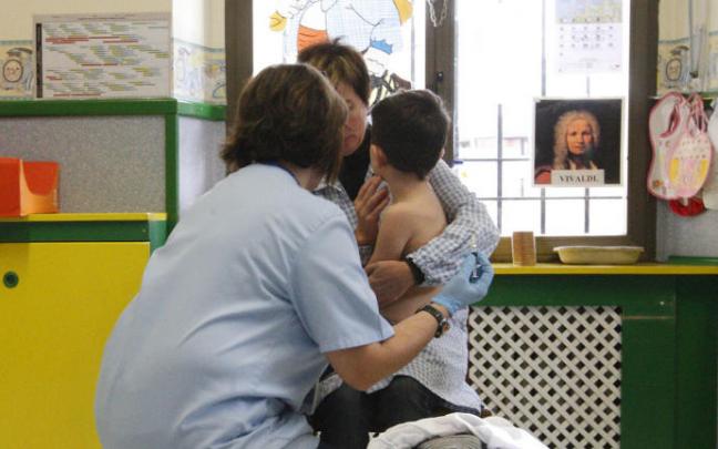 Imagen de archivo de vacunación en un colegio contra la hepatitis.