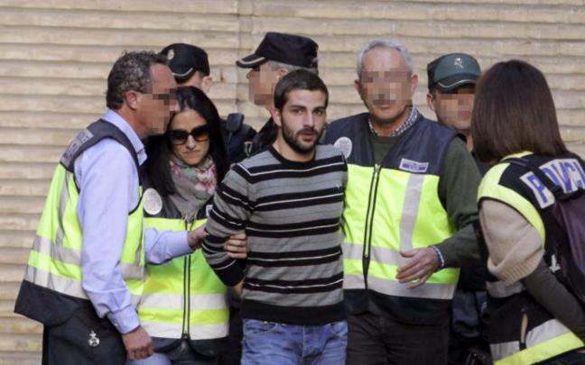 Miguel Carcaño, asesino confeso de Marta del Castillo, custodiado por la Policía. Miguel Carcaño, asesino confeso de Marta del Castillo, custodiado por la Policía.