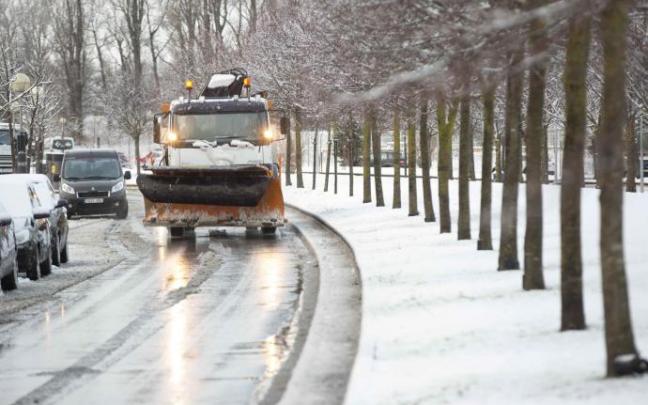 Un quitanieves en una calle del sur de Vitoria.
