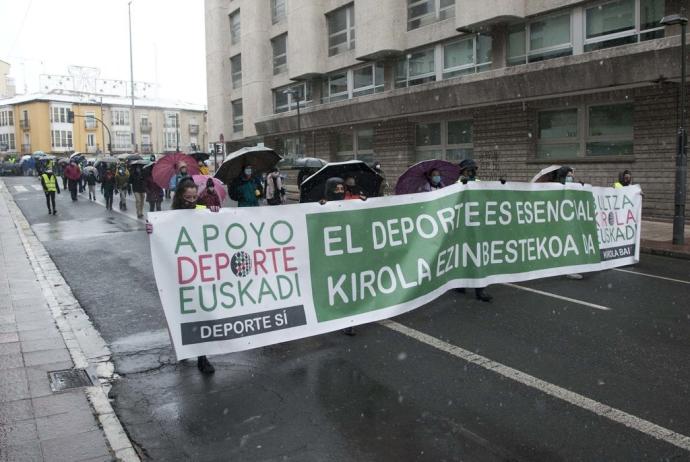 Manifestación en Vitoria para pedir el regreso del deporte escolar tras diez meses de suspensión como medida preventiva para evitar contagios de coronavirus.