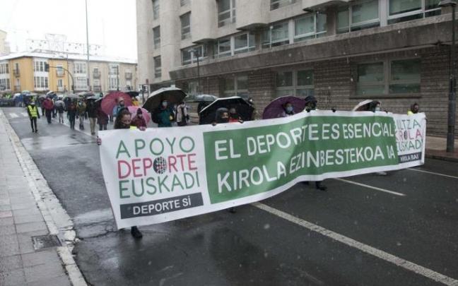 Manifestación en Vitoria para pedir el regreso del deporte escolar tras diez meses de suspensión como medida preventiva para evitar contagios de coronavirus.