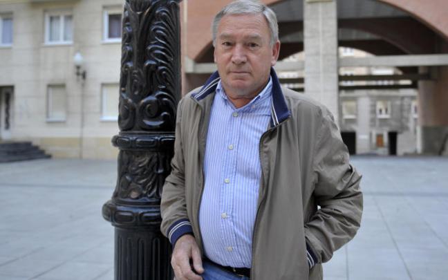Javier Clemente posa tras una entrevista. Javier Clemente posa tras una entrevista.