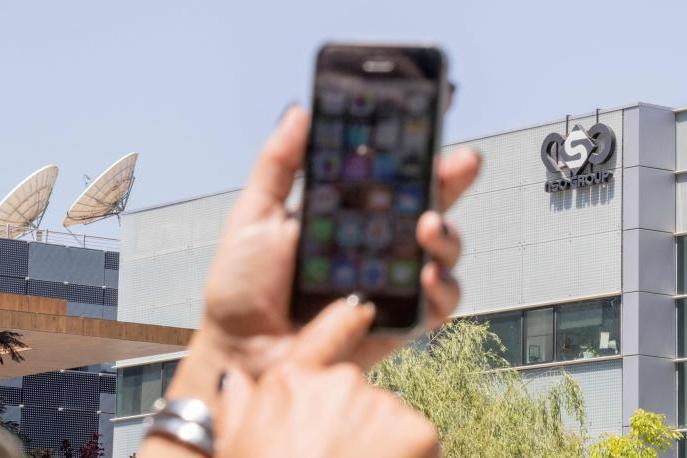Un iPhone frente al edificio que alberga el grupo israelí NSO "Pegasus", en Herzliya (Israel).