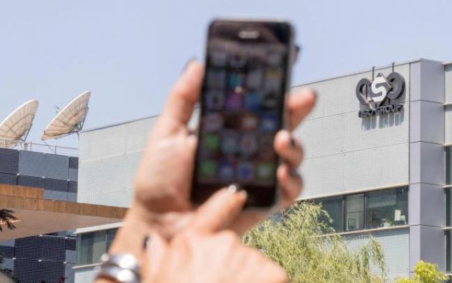 Un iPhone frente al edificio que alberga el grupo israelí NSO "Pegasus", en Herzliya (Israel). Un iPhone frente al edificio que alberga el grupo israelí NSO "Pegasus", en Herzliya (Israel).