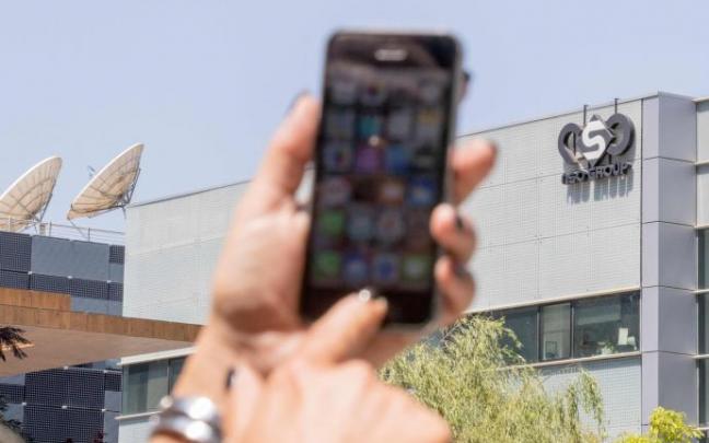 Un iPhone frente al edificio que alberga el grupo israelí NSO "Pegasus", en Herzliya (Israel). Un iPhone frente al edificio que alberga el grupo israelí NSO "Pegasus", en Herzliya (Israel).