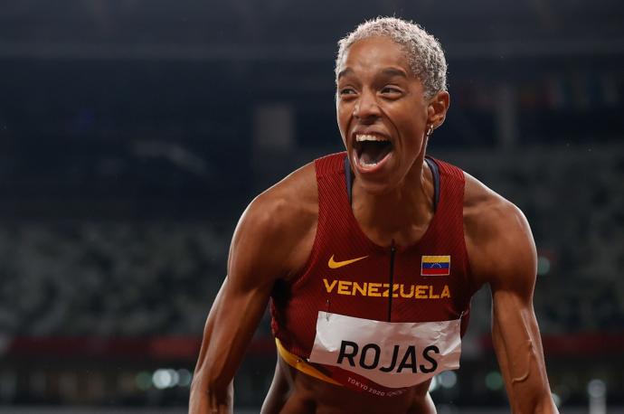 Rojas celebrando su récord anterior en Tokio.