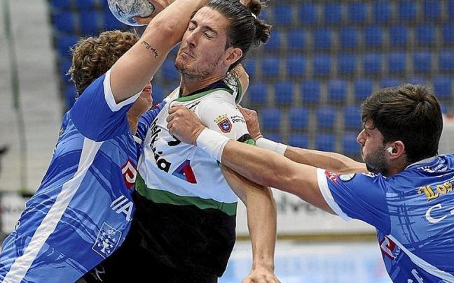 Elustondo intenta superar a la defensa del Cisne. | FOTO: IÑAKI PORTO