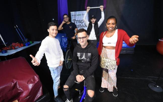 Cinco de los jóvenes participantes en el programa Trapezistak