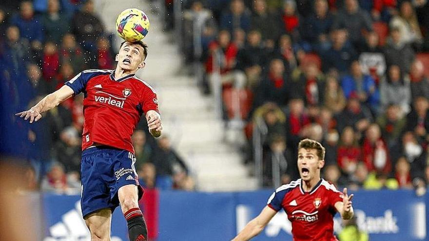 Budimir intenta el remate con Lucas Torró solo a su espalda, en el minuto 15 del primer tiempo.