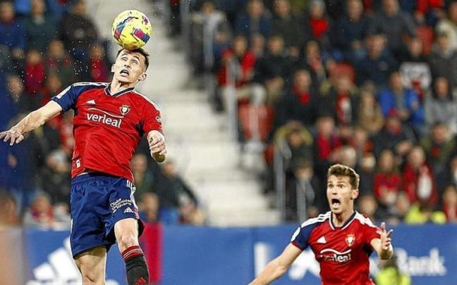 Budimir intenta el remate con Lucas Torró solo a su espalda, en el minuto 15 del primer tiempo.