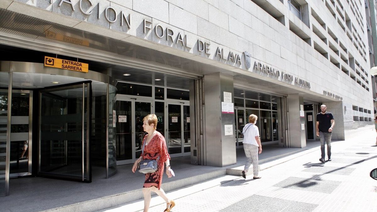 Acceso al edificio de Hacienda de Gasteiz