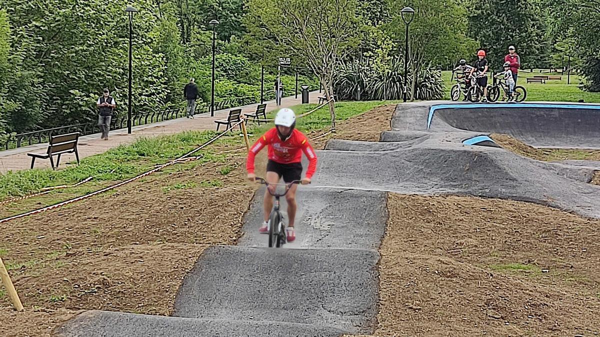 Varios jóvenes disfrutan del circuito de pump track de Andoain