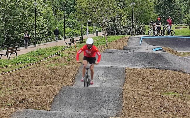 Varios jóvenes disfrutan del circuito de pump track de Andoain