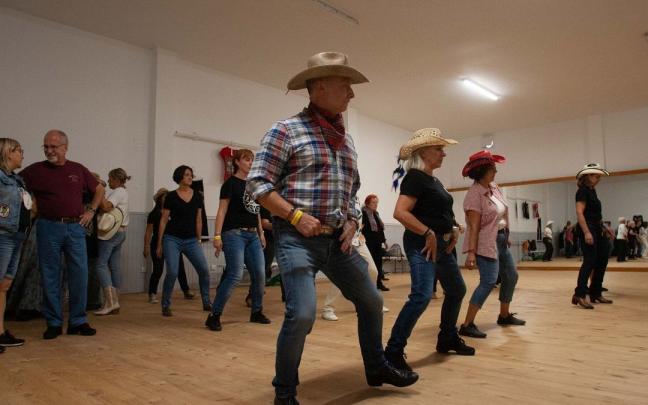 Los coreógrafos Cati Torrella, Belén Márquez, Toni García y María Rovira impartieron ayer talleres de ‘line dance’ en el marco del III Gasteiz Country Boots. Los coreógrafos Cati Torrella, Belén Márquez, Toni García y María Rovira impartieron ayer talleres de ‘line dance’ en el marco del III Gasteiz Country Boots.