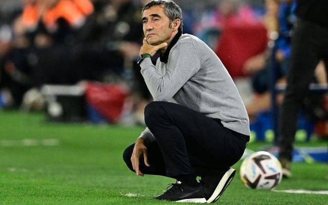 Valverde sigue el partido de cuclillas desde la zona t&eacute;cnica del Coliseum.