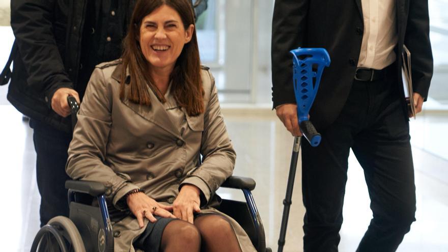 La portavoz de Elkarrekin Podemos-IU, Miren Gorrotxategi momentos antes de las declaraciones a los periodistas tras la reunión mantenida este miércoles con el consejero de Economía y Hacienda, Pedro Azpiazu y su equipo, con motivo de la negociación de los presupuestos