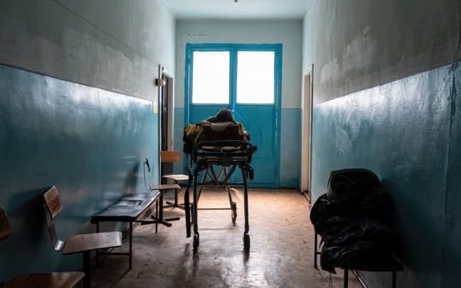 Un soldado ucraniano permanece en una camilla en el interior de un hospital en Pokrovskoe. Un soldado ucraniano permanece en una camilla en el interior de un hospital en Pokrovskoe.
