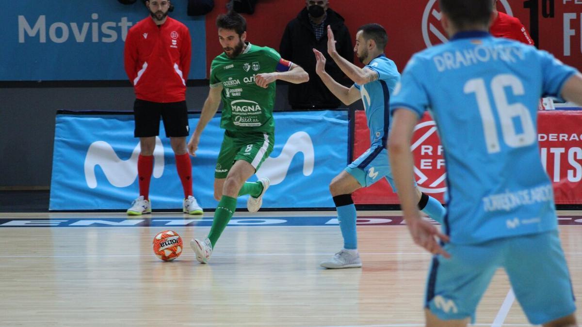 El capitán, Roberto Martil, conduce el balón.