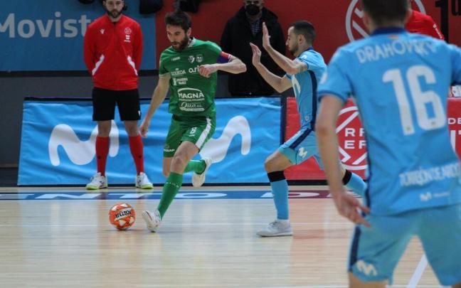 El capitán, Roberto Martil, conduce el balón. El capitán, Roberto Martil, conduce el balón.