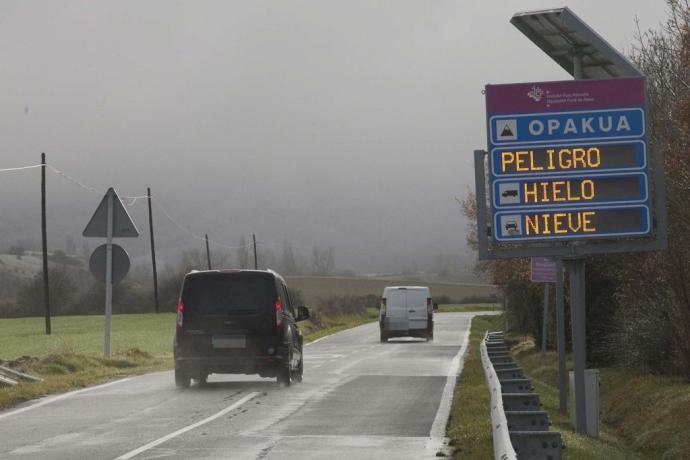 Un letrero informa de hielo en Opakua.
