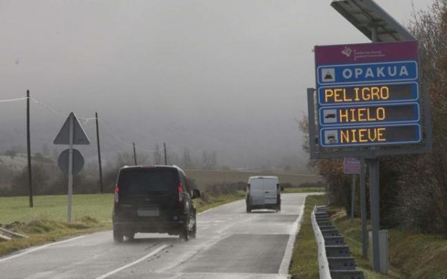 Un letrero informa de hielo en Opakua.