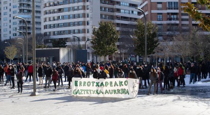 Concentración frente al Palacio de Justicia en protesta por el juicio a tres jóvenes del gaztetxe de la Rochapea en enero de 2021