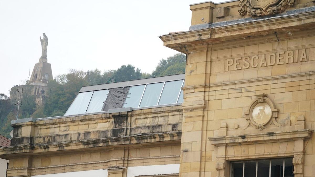 Cubierta del edificio Pescadería, con un levante acristalado para que entre luz a la cancha deportiva