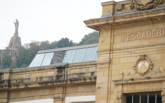Cubierta del edificio Pescader&iacute;a, con un levante acristalado para que entre luz a la cancha deportiva
