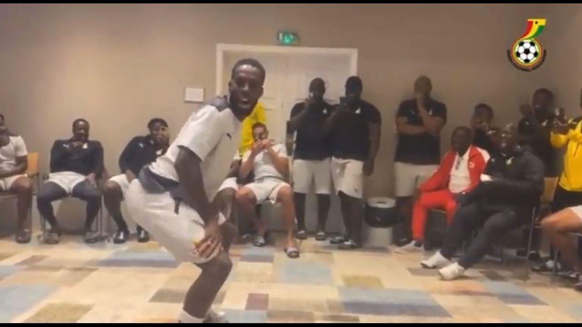 Iñaki Williams baila en el vestuario en la concentración de la selección de Ghana.