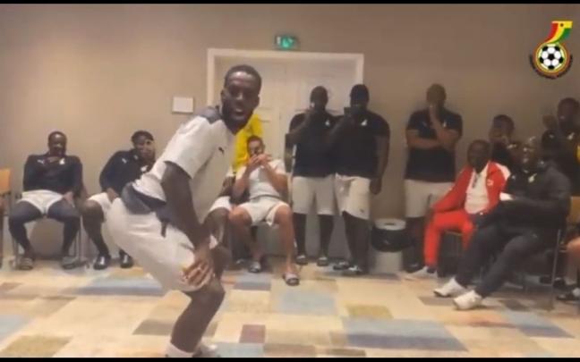 Iñaki Williams baila en el vestuario en la concentración de la selección de Ghana.