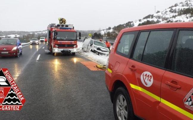Bomberos en el lugar del accidente, en la N-622 Bomberos en el lugar del accidente, en la N-622