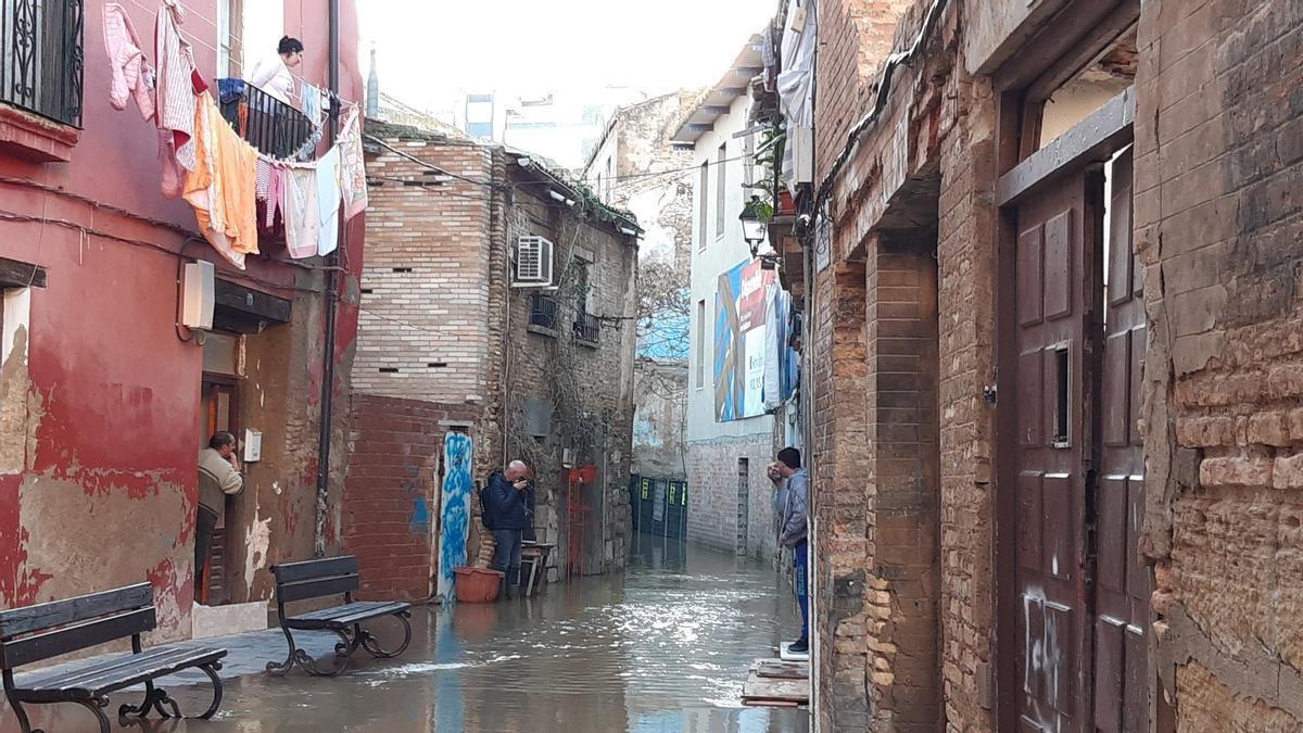 Imagen de la calle Cortes anegada de agua por la subida del río Queiles por los desagües en las inundaciones del Ebro de 2021.