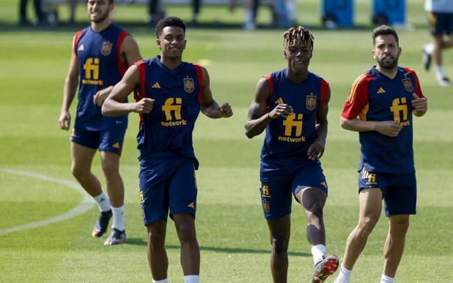 El navarro Nico Williams, flanqueado por Alejandro Balde y Jordi Alba, en el entrenamiento de la selecci&oacute;n.