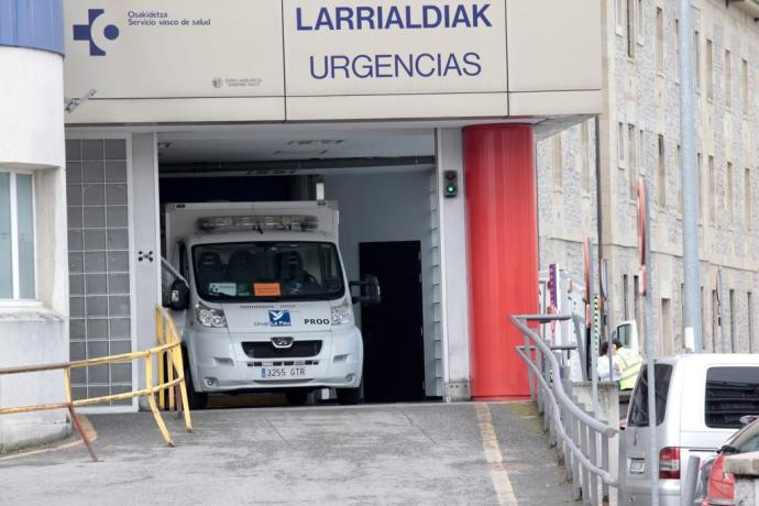 Una ambulancia saliendo de las Urgencias del Hospital Santiago.