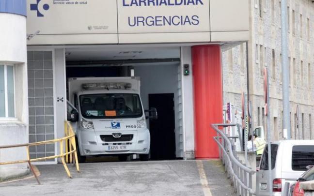 Una ambulancia saliendo de las Urgencias del Hospital Santiago.