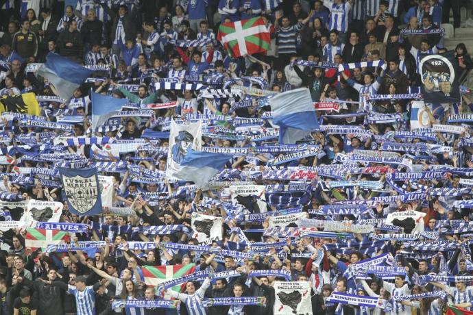 Aficionados albiazules animan al equipo en un partido.