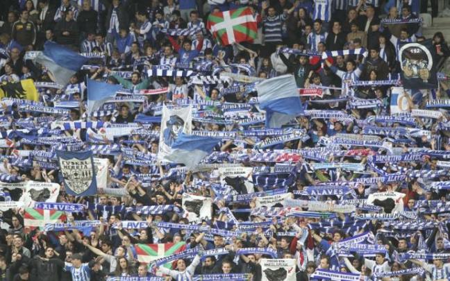 Aficionados albiazules animan al equipo en un partido. Aficionados albiazules animan al equipo en un partido.