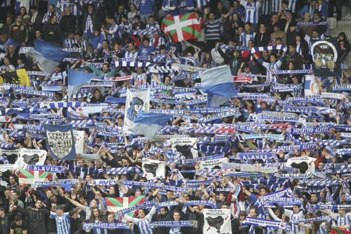 Aficionados del Alavés en Mendizorroza