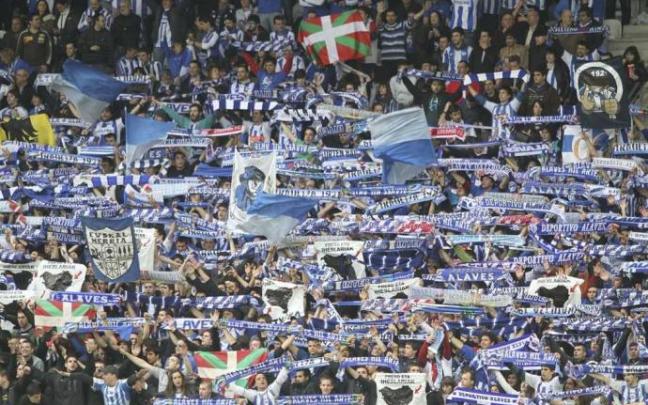 Aficionados del Alavés en Mendizorroza