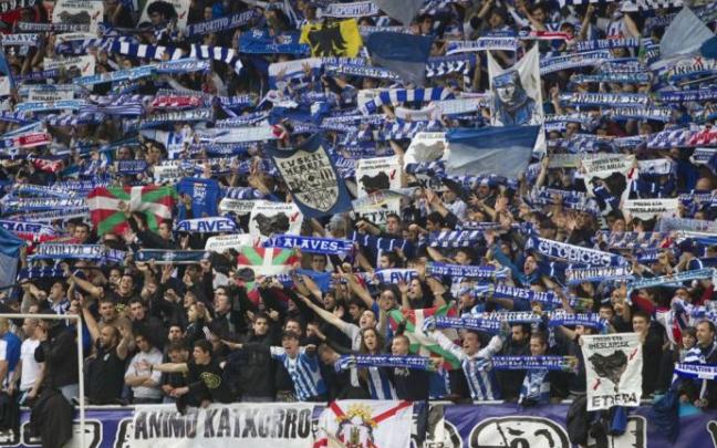 Aficionados albiazules animan al equipo en un partido anterior. Aficionados albiazules animan al equipo en un partido anterior.